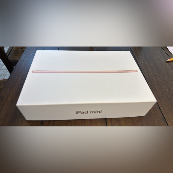 Apple iPad Mini 5 (Rose Gold) 64GB - LIKE NEW!!! Barely used. - Picture 6 of 7